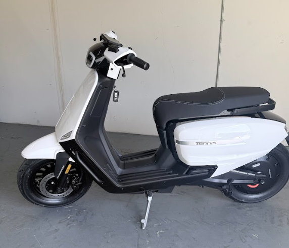 Velocifero Tennis-E 72V Electric Motorcycle – 4000W High-Performance Electric Street Scooter