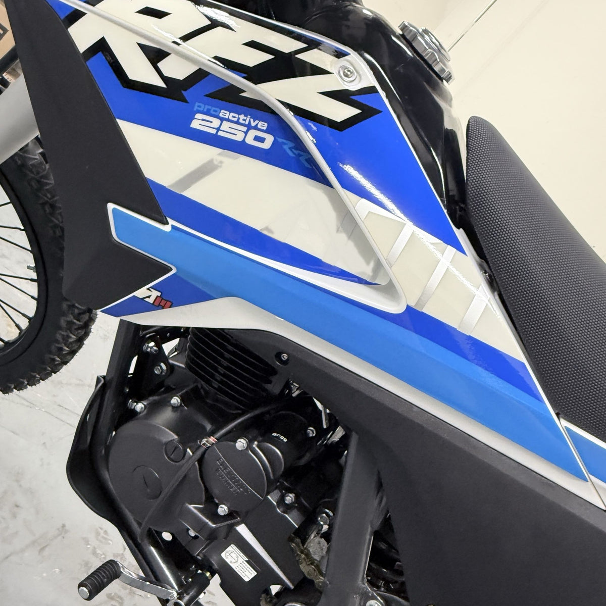 Apollo Thunder 250 250cc Dirt Bike – Manual | 5 speed Off Road Motorcycle - blue - engine